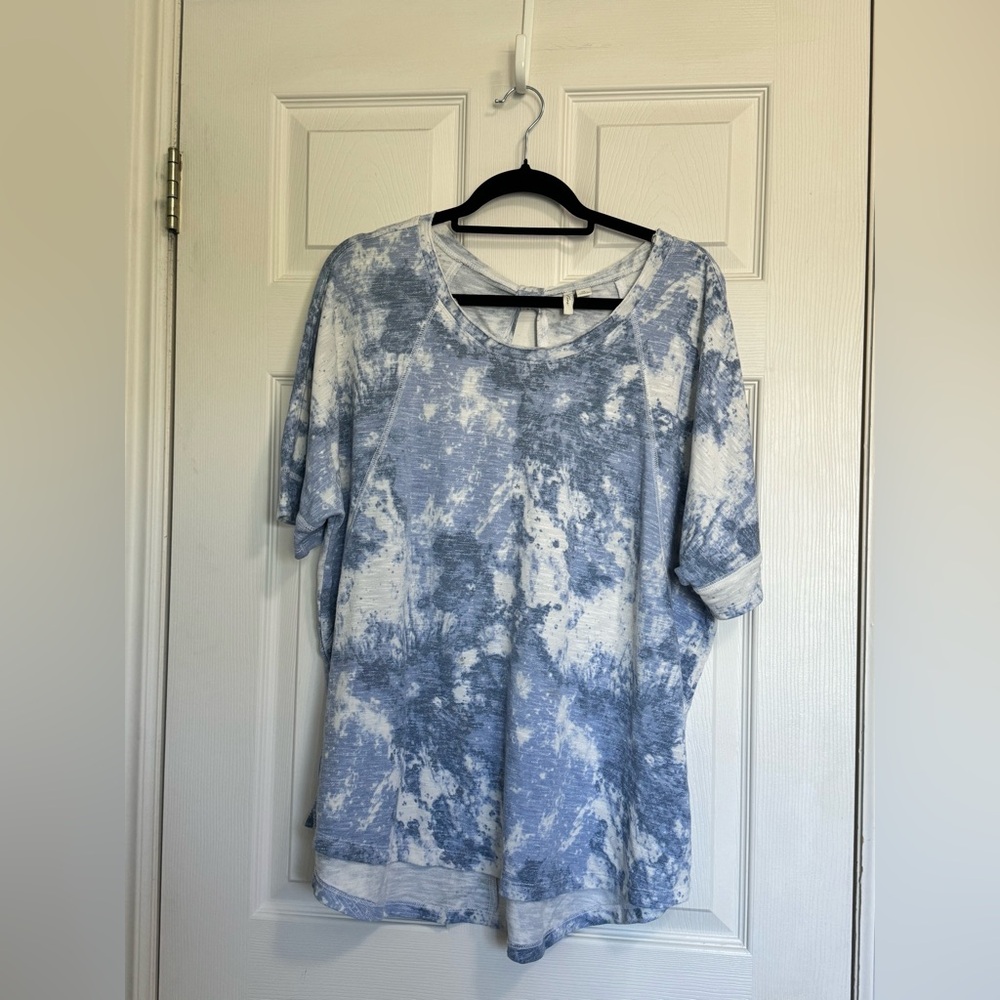 Blue Pattern Women’s Top - Picture 1 of 3